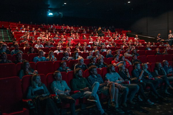 Quelles innovations permettent aux cinémas indépendants de prospérer malgré la domination des multiplexes ?