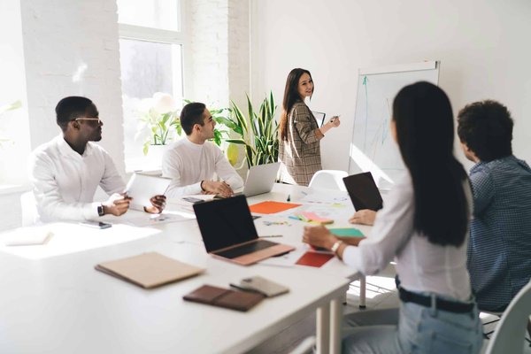Quelles stratégies pour une carrière réussie en tant que conseiller en image personnelle ?